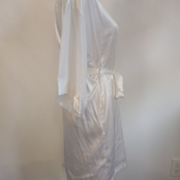 Robe - Picture 3 of 6